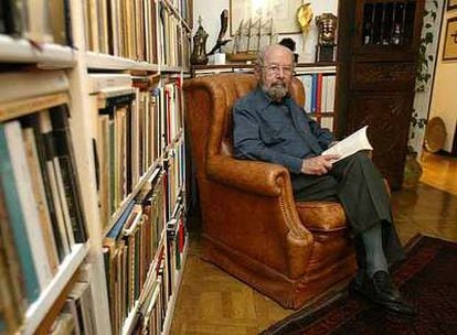 El escritor José Caballero Bonald, en su casa de Madrid.