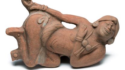 Cerámica maya hallada en Guatemala que representa a un hombre aplicándose un enema ritual y exhibida en Los Ángeles County Museum of Art.