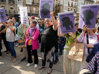 Concentración la semana pasada en una plaza de Vitoria por el asesinato machista de Maialen, embarazada, frente a su hija de tres años.