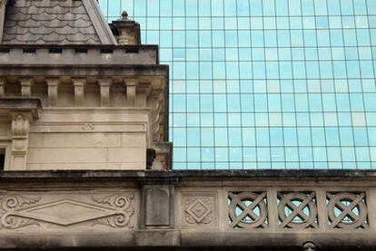 Mansiones coloniales y rascacielos de cristal conviven en la Avenida Paulista