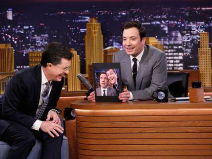 Stephen Colbert y Jimmy Fallon, en el programa presentado por el segundo.