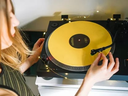  MÖNKE Soporte de pared para discos de vinilo, una elegante  repisa de exhibición hecha de madera maciza, este estante de discos de  vinilo tiene capacidad para discos individuales y dobles (negro) 