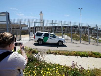 Un vehículo de la policía de fronteras, junto a la valla en California.