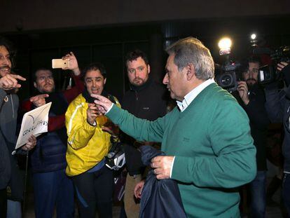 Rus, expresident de la Diputació de València, s'encara amb crítics que l'esperaven a la sortida dels jutjats de València, després de passar tres dies detingut.