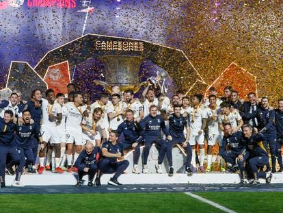 Los jugadores del Real Madrid celebran su victoria en la final de la Supercopa de España.
