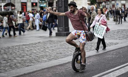 Un monociclista cruza la Puerta del Sol