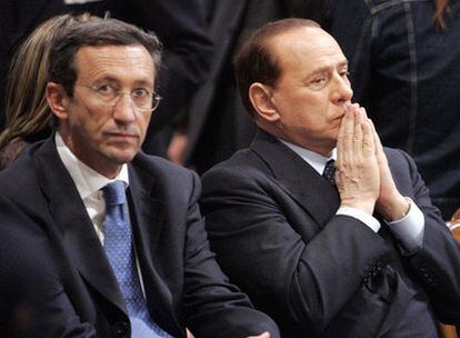 El primer ministro de Italia, Silvio Berlusconi (d) y el presidente del Congreso, Gianfranco Fini