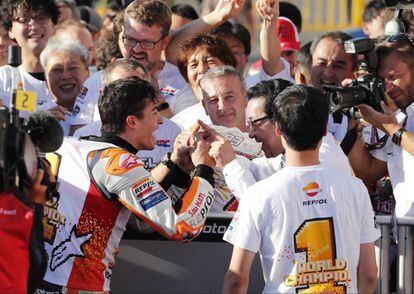 El piloto español festeja el triunfo con su equipo nada más bajarse de la moto.
