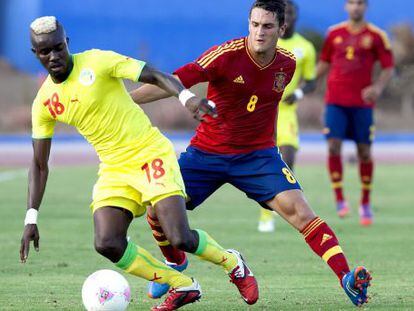 Koke disputa un balón con Souare Pape.