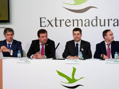 El presidente de Turismo del centro de Portugal, Pedro Machado; el presidente de la Junta de Extremadura, Guillermo Fernández Vara; el ministro de Economía de Portugal, Manuel Caldeira; el director general de Turismo de la Junta de Extremadura, Francisco Martín Simón y el presidente de la Agencia Regional de Promoción turística del Alentejo, Víctor Silva, en Fitur.