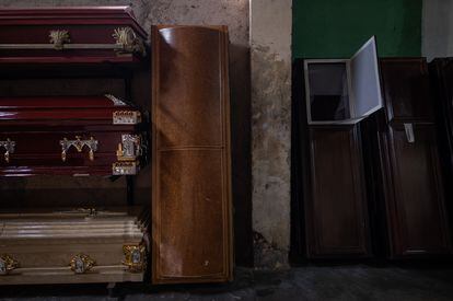 Ataúdes de madera en una funeraria de Petare.