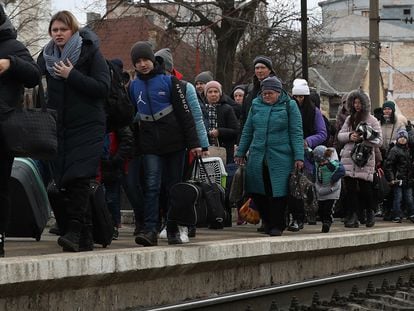 Ciudadanos ucranios procedentes de Dnipro y de la region de Járkov llegaban el día 8 a la estación de Pidzamche, en Lviv, acondicionada ante la avalancha de refugiados.