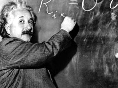 Albert Einstein, trabajando en una ecuación para determinar la densidad de la Vía Láctea