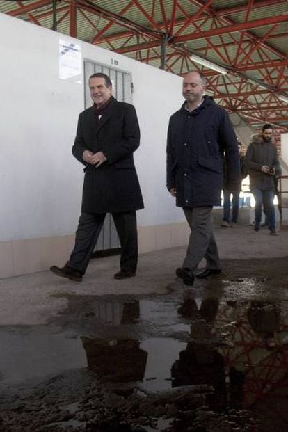 El alcalde de Vigo Abel Caballero (izquierda), acompañado del teniente alcalde David Regades durante su visita a Balaídos el pasado lunes.