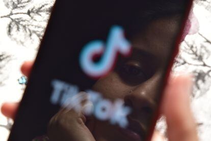 Logo de Tiktok en un smartphone.