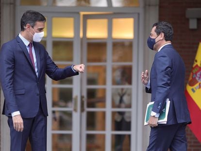 El presidente del Gobierno, Pedro Sánchez (izquierda), saluda con el puño al presidente de la Junta de Andalucía, Juan Manuel Moreno Bonilla, a su llegada al Palacio de la Moncloa, este jueves.