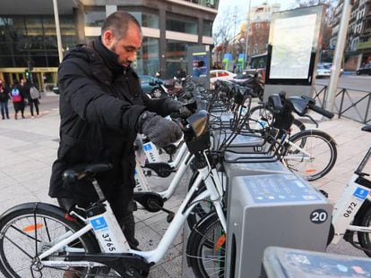 Un usuario recoge una bici de BiciMad en Plaza de Espa&ntilde;a (Madrid).