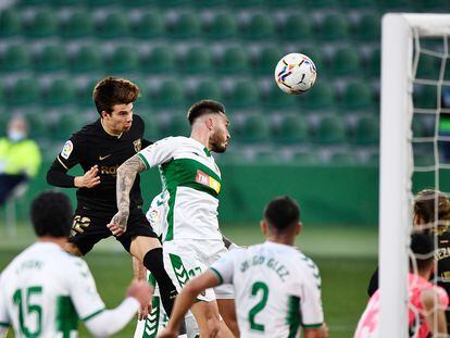 Riqui Puig remata de cabeza para marcar al Elche.