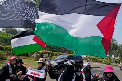 Un grupo de mujeres musulmanas en la ciudad de Jakarta (Indonesia) ondeaban banderas palestinas en solidaridad con el país. 