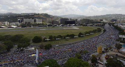 Los choques se desataron cuando la marcha cambió de rumbo para dirigirse al centro de la ciudad y fue impedida de avanzar por un barrera que habían instalado los uniformados. En la imagen, manifestantes opositores al gobierno se reúnen para protestar contra el gobierno de Nicolás Maduro.