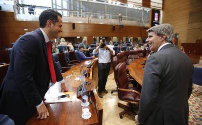 Ángel Garrido conversa con Ignacio Aguado en el pleno de investidura.