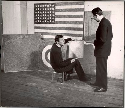 El artista pop Jasper Johns realizó varias obras en las que pintaba la bandera estadounidense.