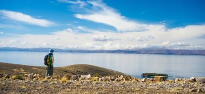 Excursión por un sendero inca en la isla del Sol (Bolivia), en el lago Titicaca.