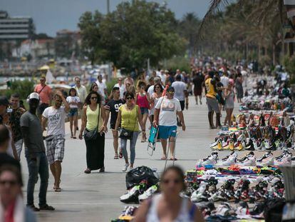 Extensión de productos del 'top manta' en Sitges, ayer.