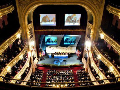Sal&oacute;n principal del teatro El C&iacute;rculo en la clausura del III Congreso Internacional de la Lengua Espa&ntilde;ola, en Rosario (Argentina) en 2004.