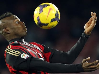 Balotelli trata de controlar un balón.