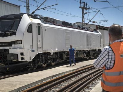 La locomotora Eurodual, fabricada en la planta de Stadler en Albuixech (Valencia).