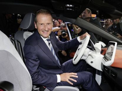 El presidente del Grupo VW, Herbert Diess, al volante del ID.3 en el pasado Salón de Fráncfort.