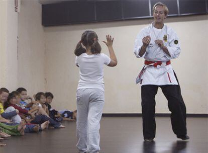 Una niña practica artes marciales en unos talleres contra el acoso escolar.