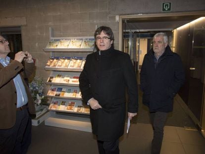 Puigdemont junto a Matamala, en una foto de archivo en un acto en Gante. 