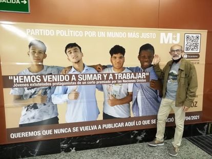 Un pasajero del Metro Madrid junto al cartel de M+J.