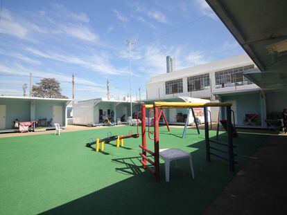 Microviviendas alrededor de una plaza con juegos infantiles, en Vilas Reencontro, en São Paulo (Brasil).