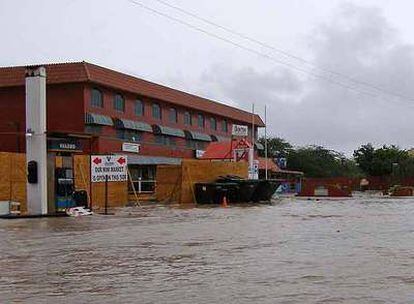 Inundaciones en una calle de Oranjestad, capital de Aruba, tras las fuertes lluvias causadas por el paso del huracán Félix.