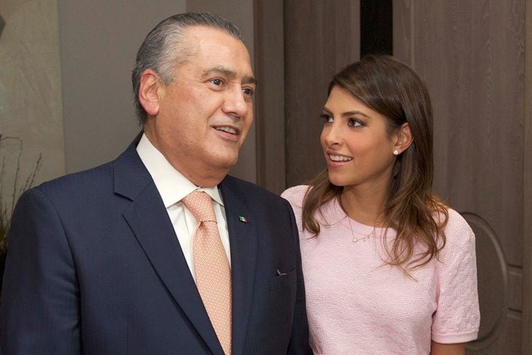 La senadora mexicana Sylvana Beltrones acompañada de su padre Manlio Fabio Beltrones.