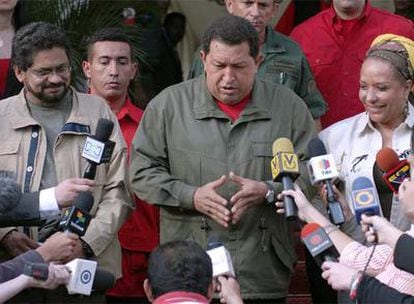 La senadora Piedad Córdoba, con Hugo Chávez (en el centro) e Iván Márquez, portavoz de las FARC, en Caracas en 2007.