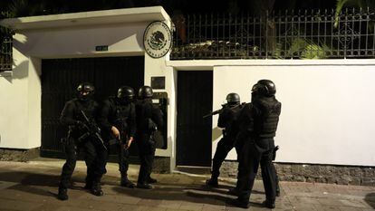 Integrantes de la Policía ecuatoriana irrumpen en la Embajada de México en Quito para detener al exvicepresidente Jorge Glas.