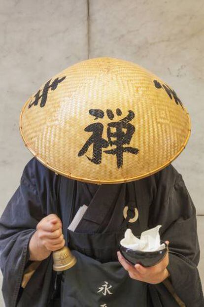 Un monje zen recoge limosna en la ciudad japonesa de Kagoshima, ubicada al sur de la región de Kyushu.