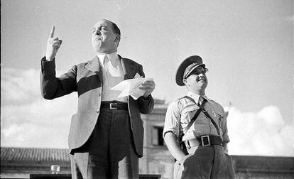 Melchor Rodr&iacute;guez, a la izquierda, recita un poema a la bandera republicana en un acto celebrado en Madrid en el oto&ntilde;o de 1938.  