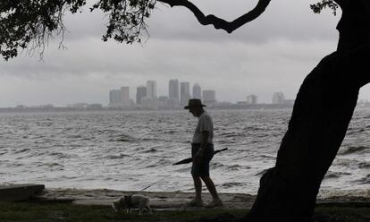 Un hombre en Florida durante la tormenta Isaac en agosto de 2012.