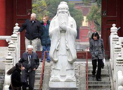 Unos turistas de visita en el templo de Confucio, en Pekín, edificado en 1306.