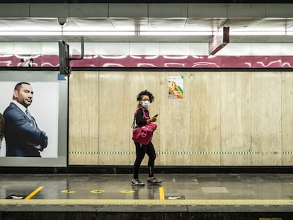 Una mujer usa una mascarilla en una estación del Metro de Ciudad de México.