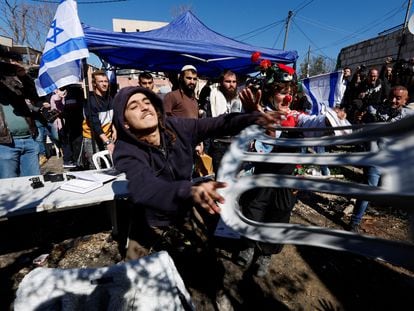 Palestinos y colonos judíos se enfrentan, el domingo en Sheij Yarrah, Jerusalén Este.