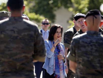 La ministra de Defensa, Margarita Robles, visita la base militar El Goloso.