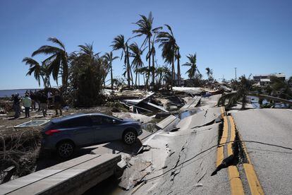 Una carretera destrozada tras el paso del huracán 'Ian', este viernes en Matlacha (Florida).