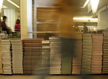 Libros apilados en una de las tiendas de una cadena de librerías. El año pasado se publicaron en España 72.982 títulos.