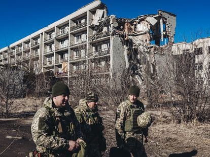 Soldados ucranios caminan ante un edificio derruido cerca de la línea de contacto con los separatistas rusos, el pasado día 15 de febrero.